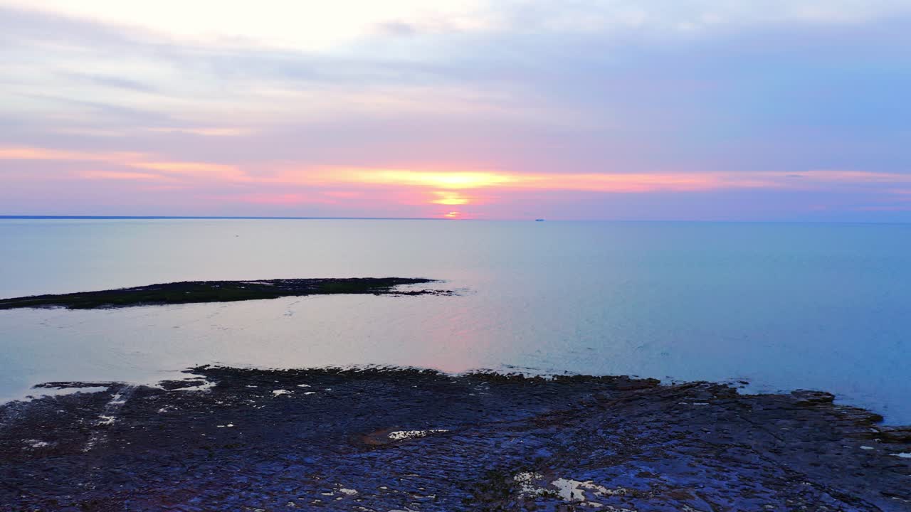 호주 노던 테리토리 다윈 시의 나이트클리프 교외 해안선에서 황금빛 일몰