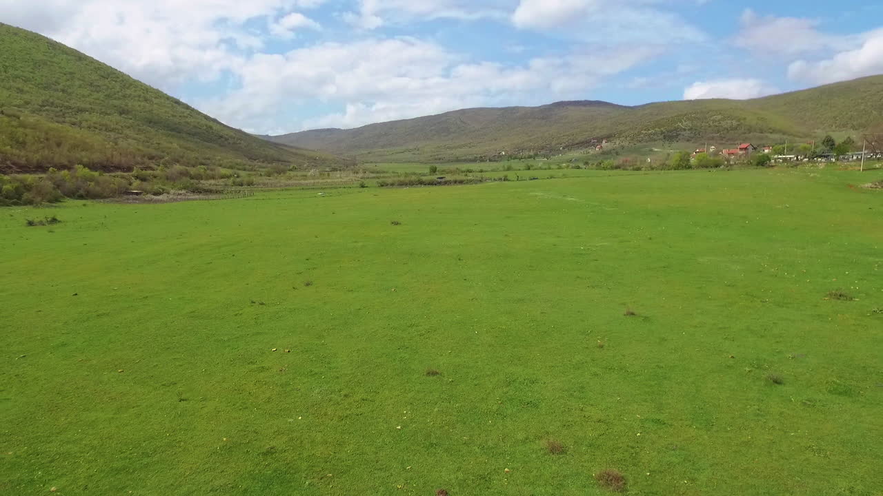 drone volador de bajo nivel en campo. 50 fps