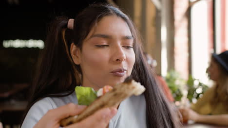 mulher jovem num restaurante.