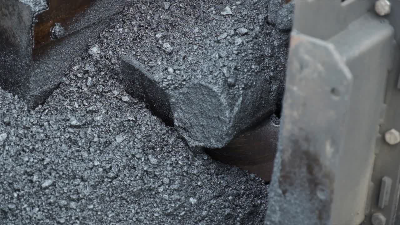 процесс асфальтирования дорожно-строительной инфраструктуры путем распространения, сжатия, уплотнения, выравнивания и сглаживания асфальтовой дорожной поверхности с использованием асфальтоукладчика