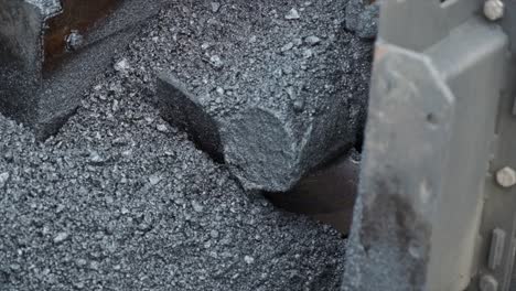 proceso de asfaltado de la infraestructura de construcción de carreteras extendiendo, comprimiendo, compactando, nivelando y suavizando la superficie de la carretera de asfalto utilizando un acabador de pavimento de asfalto de tolva