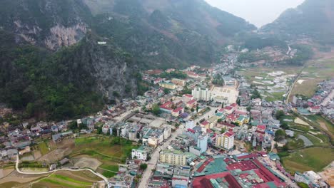 la colorida antigua ciudad vietnamita de dong van, ha giang, vietnam, aérea