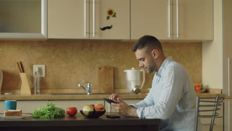 hombre usando una tableta en una cocina