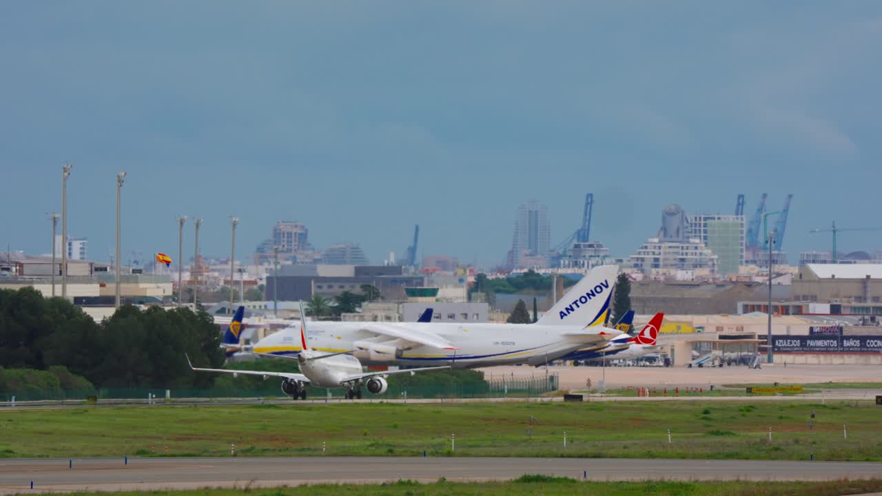 Pesawat jet regional Air France melaju melewati Antonov An-124 yang terparkir di Valencia