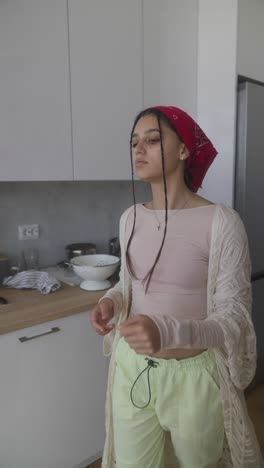 mujer joven en la cocina