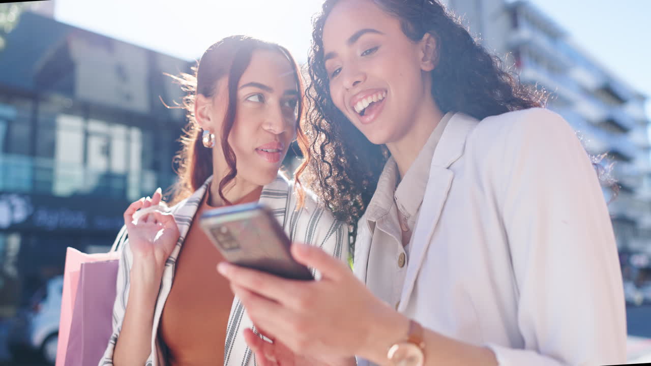 mujer feliz, teléfono y amigos riendo en la ciudad
