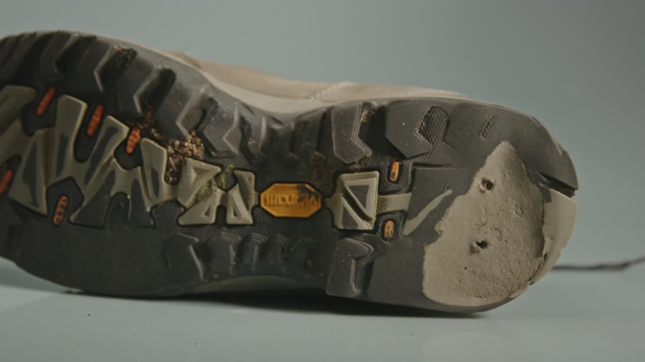 dolly en la suela del zapato de daños con un talón desgastado de la bota de senderismo