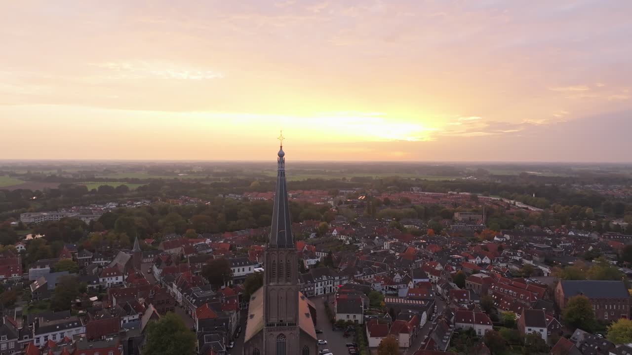 Vídeo de dron de la iglesia de Doesburg y el casco antiguo al amanecer