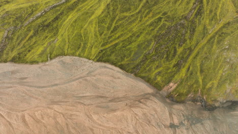 vista de seguimiento aéreo sobre el paisaje abstracto valle de landmannalaugar, islandia