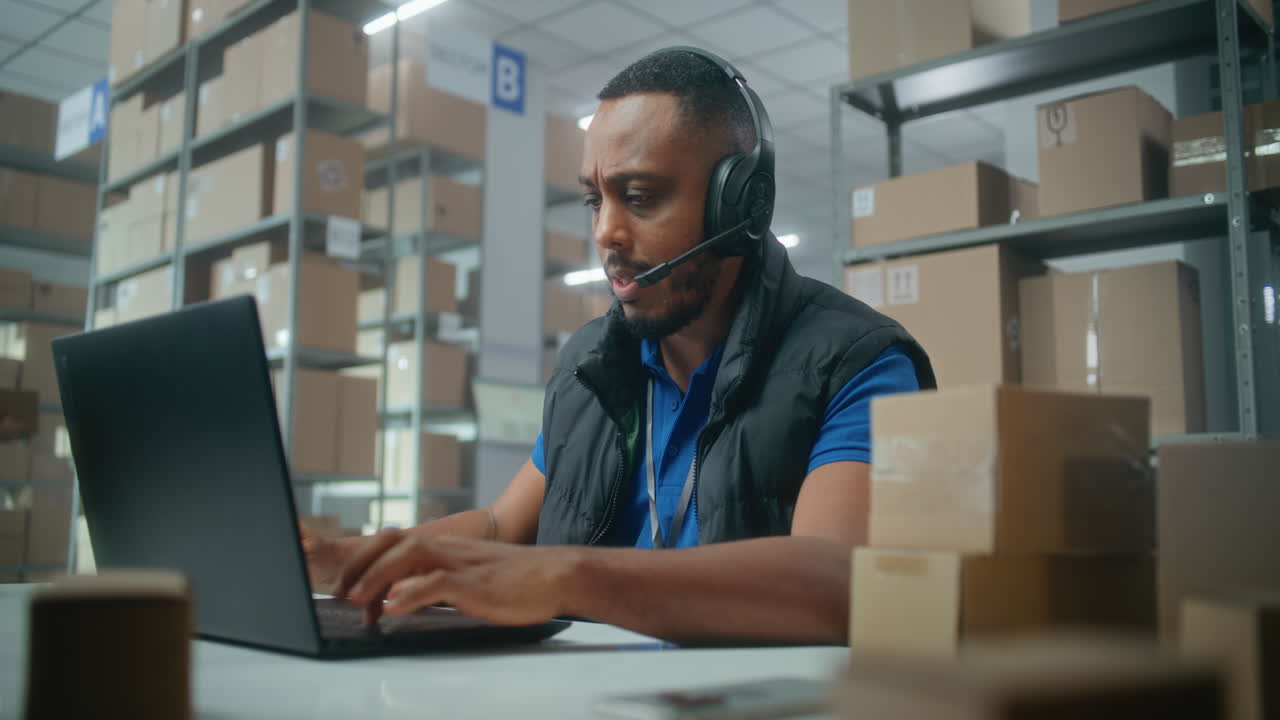 trabajador de almacén en una llamada