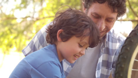 Padre-E-Hijo-Reparando-Una-Bicicleta