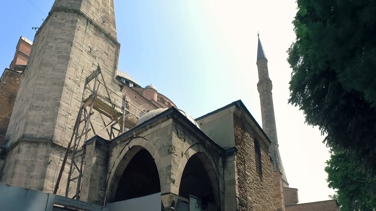 турция. хагия софия или аясофия - главная достопримечательность стамбула. главный византийский собор станбула (константинополь) вблизи. историческая архитектура стамбуля