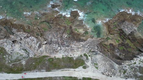 vista aérea aérea de la orilla rocosa y el cuerpo de agua