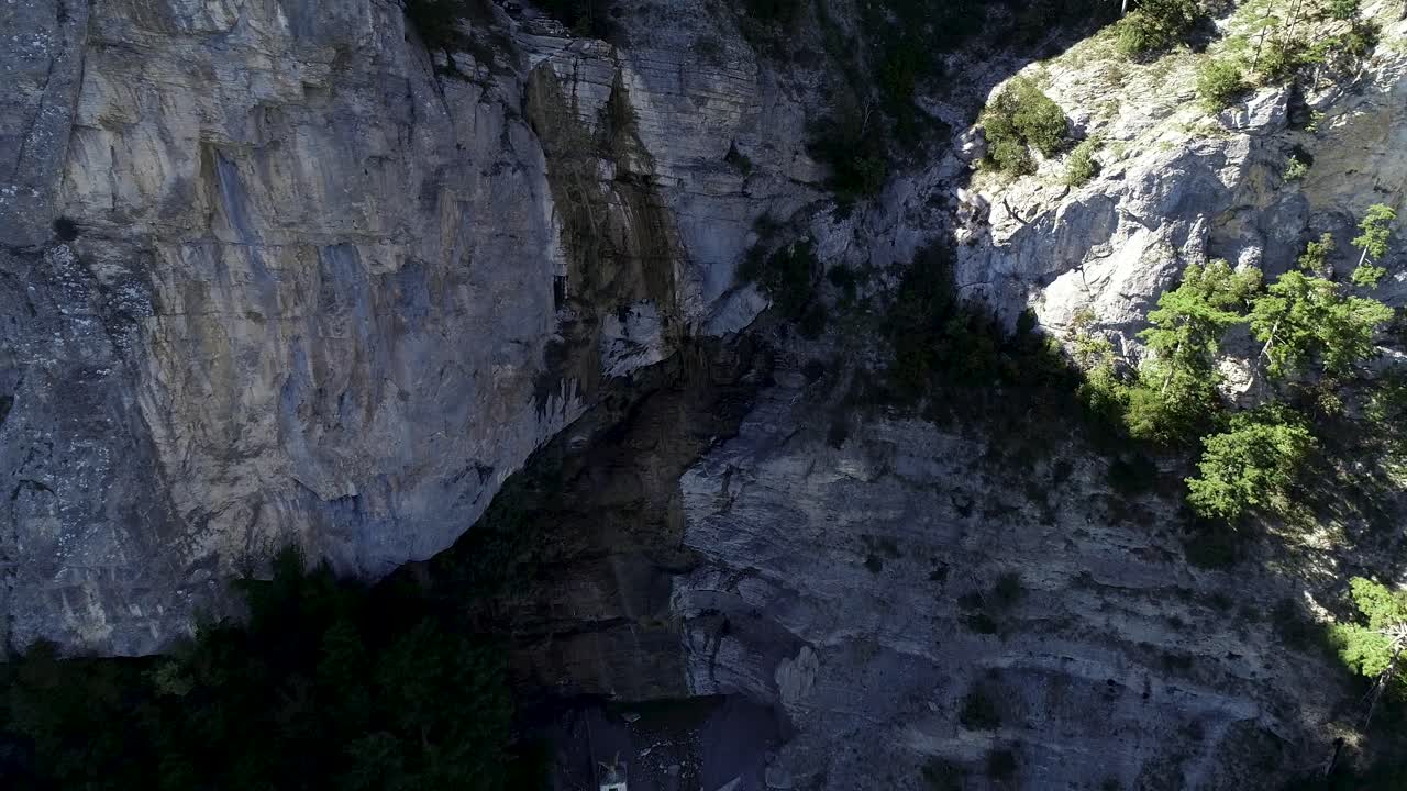 산악 협곡 의 폭포 의 공중 사진