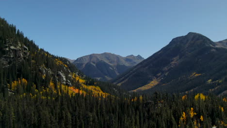 Independence-Pass-Devils-Punchbowl-Colorado-Sommer-Gelbe-Bäume-Herbst-Herbstfarben-Luftbild-Drohne-Filmisch-Aspen-Snowmass-Ashcroft-Maroon-Bells-Pyramid-Peak-Wunderschön-Umwerfend-Blauer-Himmel-Sonnig-Aufwärts