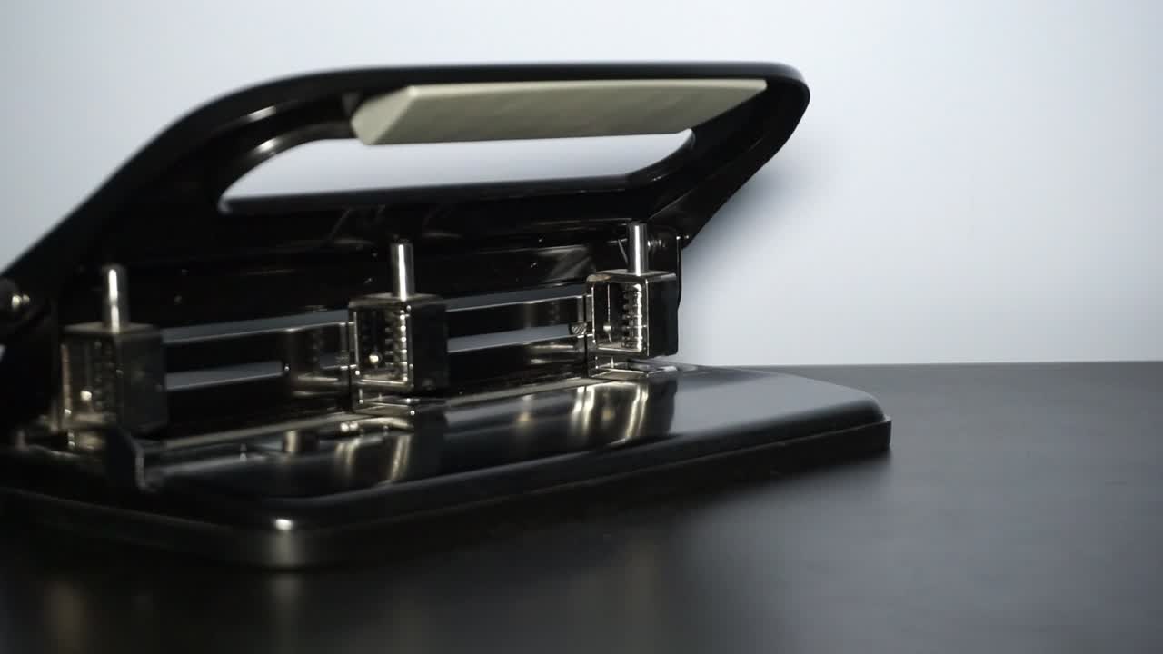 Utilizzo di una perforatrice per fare buchi su carta a quadretti
