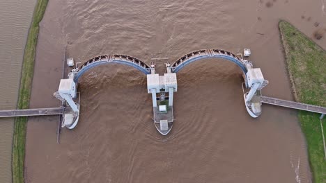 retiro y desvanecimiento de la toma de avión no tripulado de la presa de driel desde una perspectiva de arriba hacia abajo