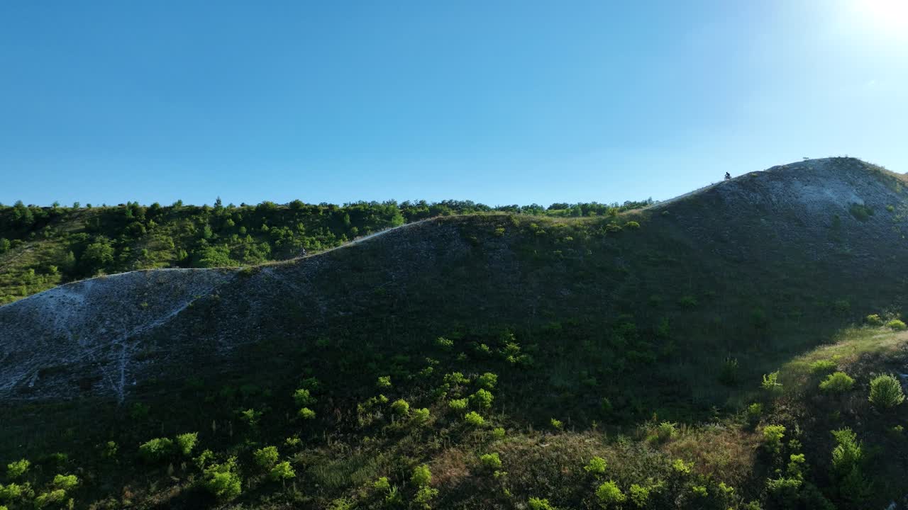 경치 좋은 계곡 의 언덕 꼭대기 산책