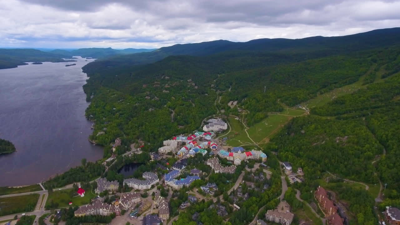 toma aérea de drones de lac tremblant, quebec en el verano