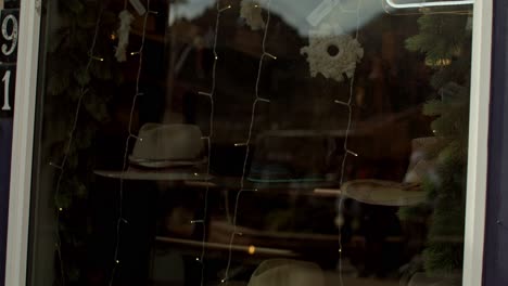 ventana de una tienda en el centro de sedona, arizona con sombreros de vaquero y video inclinado hacia abajo