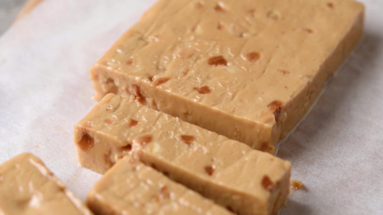 Barretta di torrone morbido alle mandorle natalizia