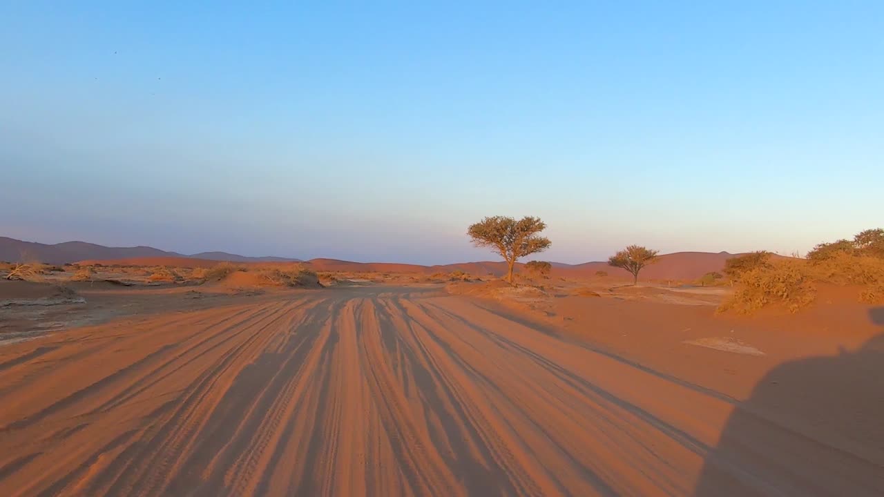 sossusvlei 4x4 conducir en la arena a deadvlei namibia al atardecer