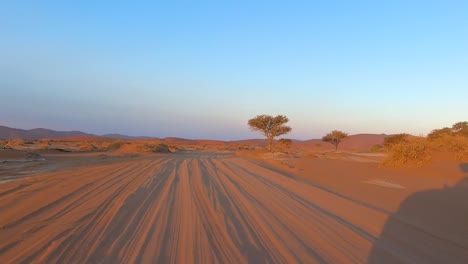 sossusvlei 4x4 conducir en la arena a deadvlei namibia al atardecer