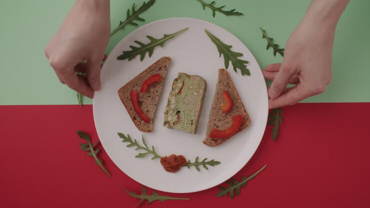 Composizione elegante di cibo con paté, pane e verdure