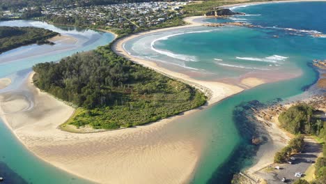 Una-Excelente-Vista-Aérea-Del-Agua-Fuera-De-La-Aldea-Costera-De-Tomakin,-Nueva-Gales-Del-Sur,-Australia