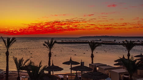 Lapso-De-Tiempo-De-La-Salida-Del-Sol-En-Un-Resort-Paradisíaco-De-Vacaciones