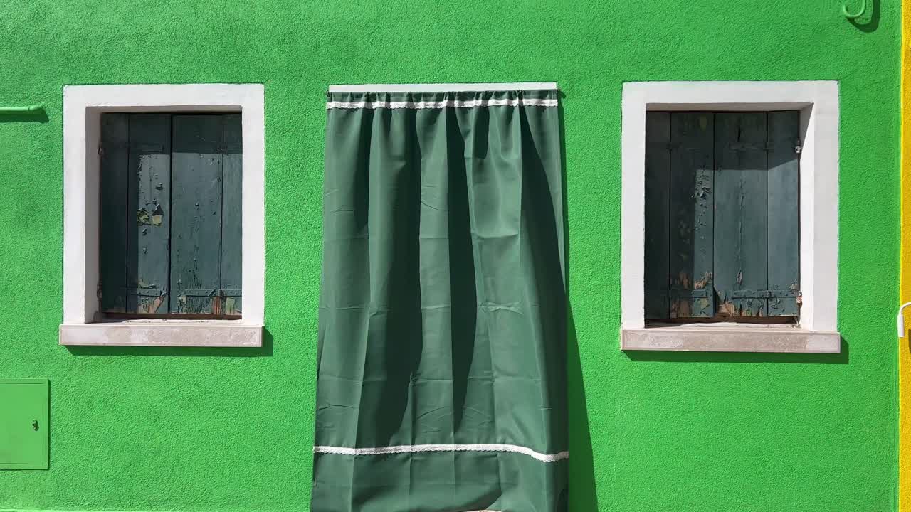 исследование острова бурано, венеция: 4k статический снимок отчетливого светлого парника