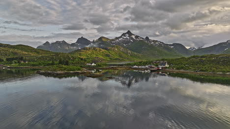 Hammerstad-Noruega-V-Impresionante-Vista-Del-Paisaje-Cinemático-Bajo