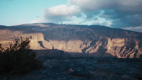 Jebel-Shams,-Geschmückt-Mit-Den-Faszinierenden-Farben-Des-Sonnenuntergangs