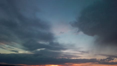 Tiro-Inclinado-Hacia-Abajo-Desde-Nubes-De-Tormenta-Hasta-Una-Puesta-De-Sol-En-El-Desierto