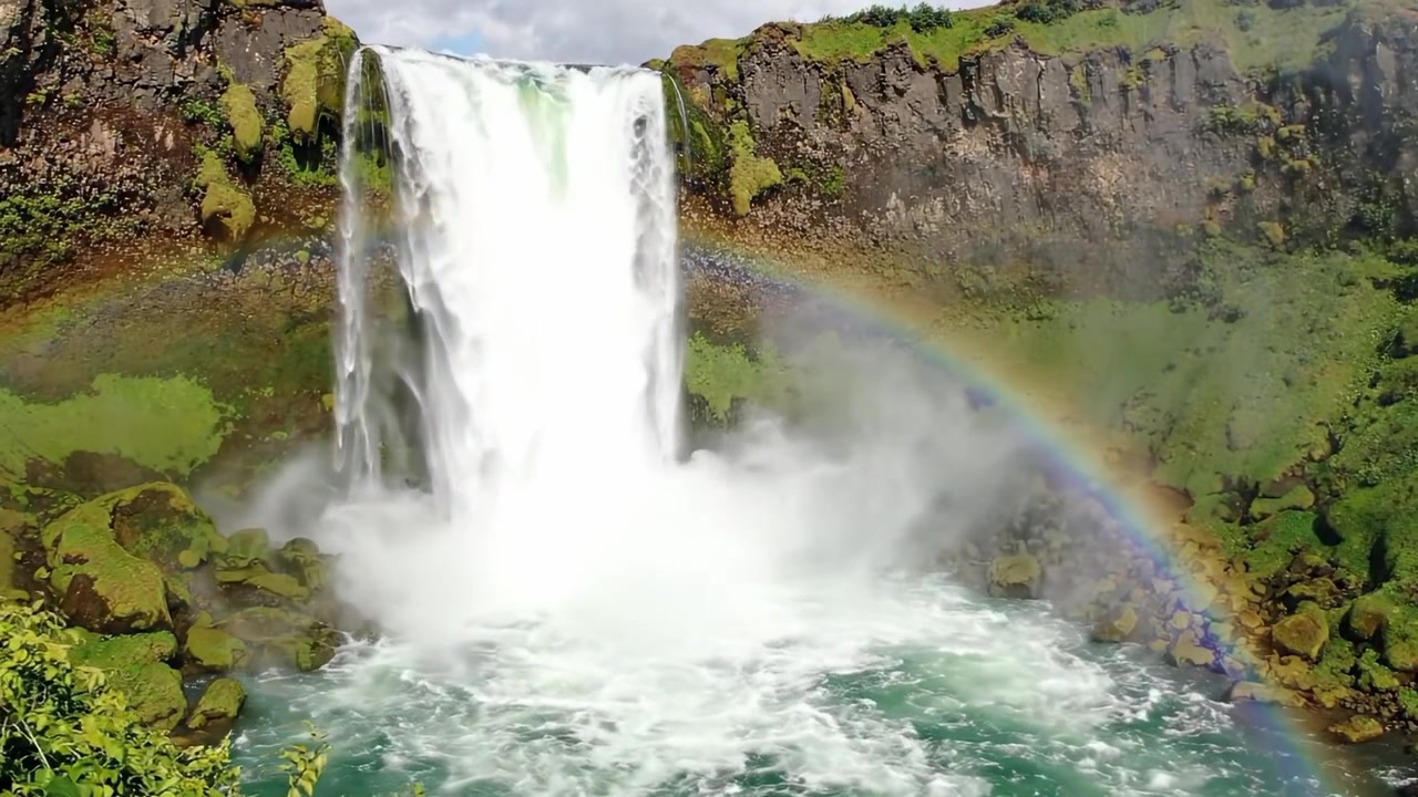 Vistas impresionantes de una majestuosa cascada con un arcoíris vibrante: El esplendor de la naturaleza capturado en impresionantes imágenes