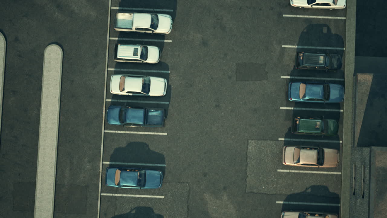 Vista aerea di un parcheggio vuoto con auto parcheggiate