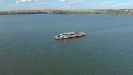 barco cruza coches de un lado del río al otro