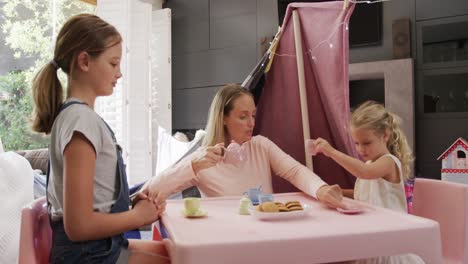 Madre-E-Hijas-Jugando-Juntas-Al-Comedor