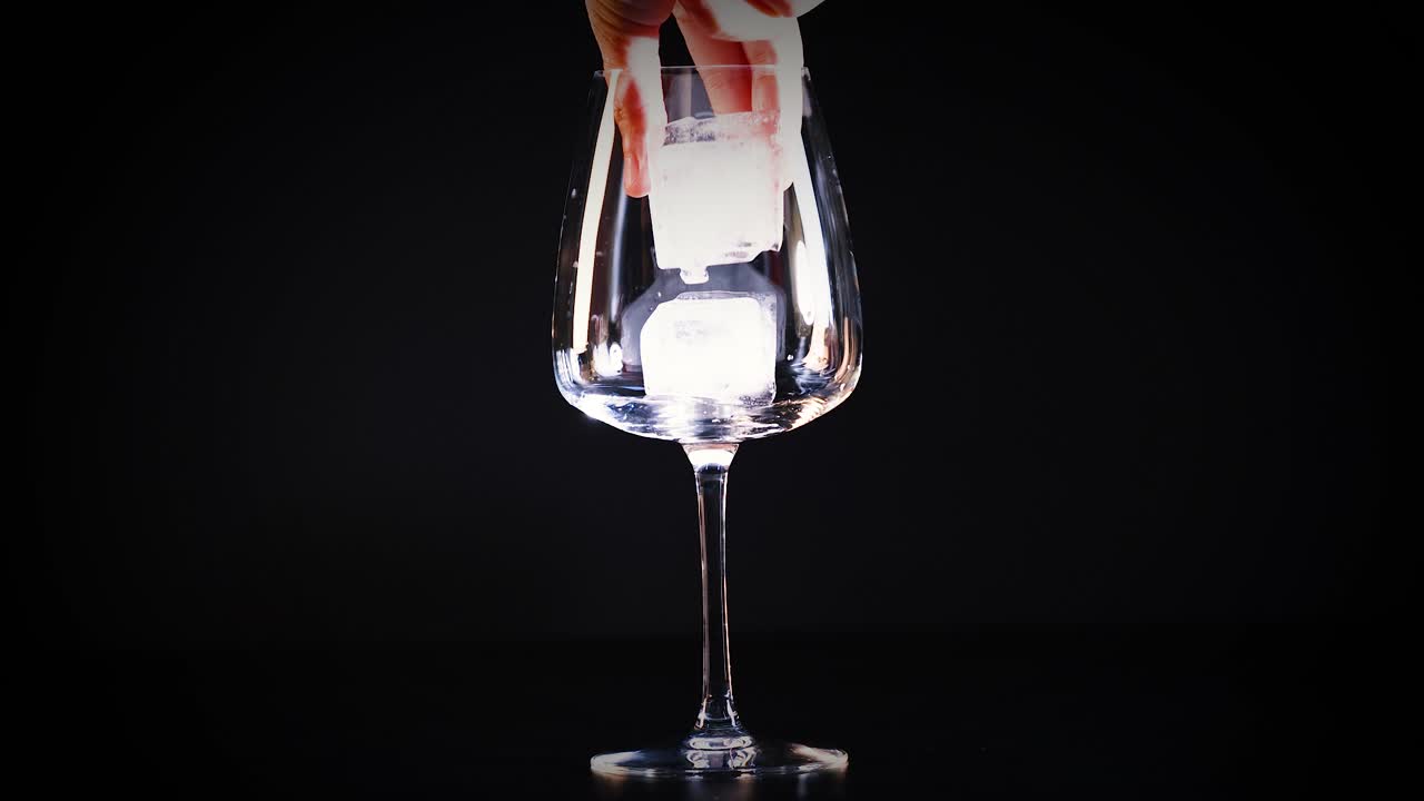 와인 컵 에 놓인 얼음 어리