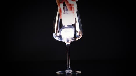 cubos de hielo colocados en un vaso de vino