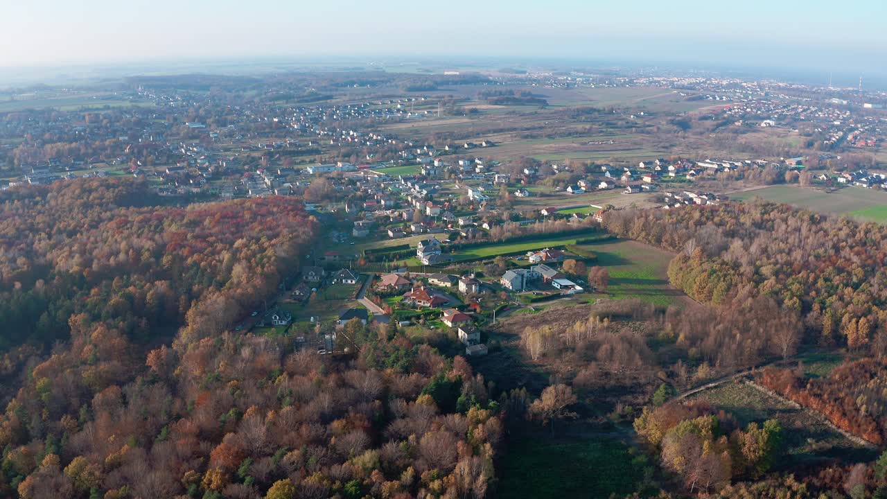 город в окружении леса и парка осенью