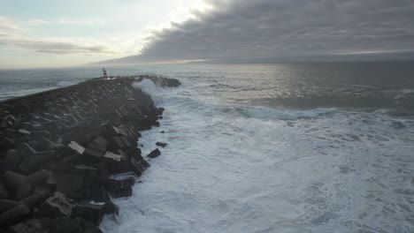 Enormes-Olas-Del-Mar-Rompiendo-En-El-Muelle-Vacío