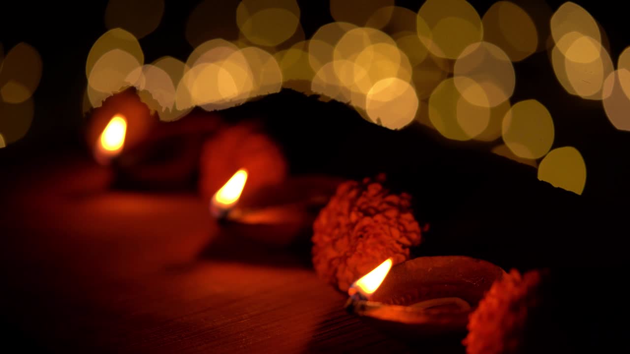 quemando las lámparas de diwali en la noche