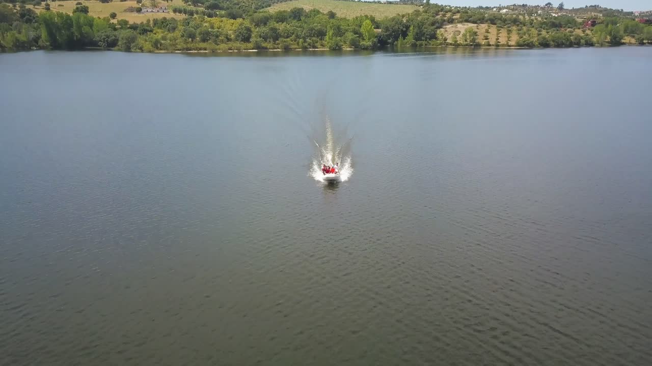 unos amigos en barco en el dique montargil ubicado en el distrito de portalegre, ponte de sor