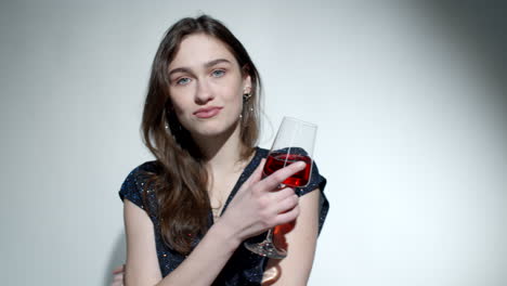 Retrato-De-Una-Hermosa-Mujer-Glamorosa-Con-Una-Copa-De-Vino