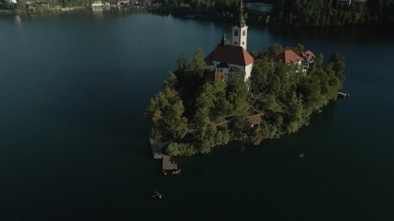 Alba sul Lago di Bled e l'isola della chiesa con le Alpi Giulie, Slovenia