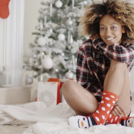 mujer joven sonriente en una sala de estar de navidad