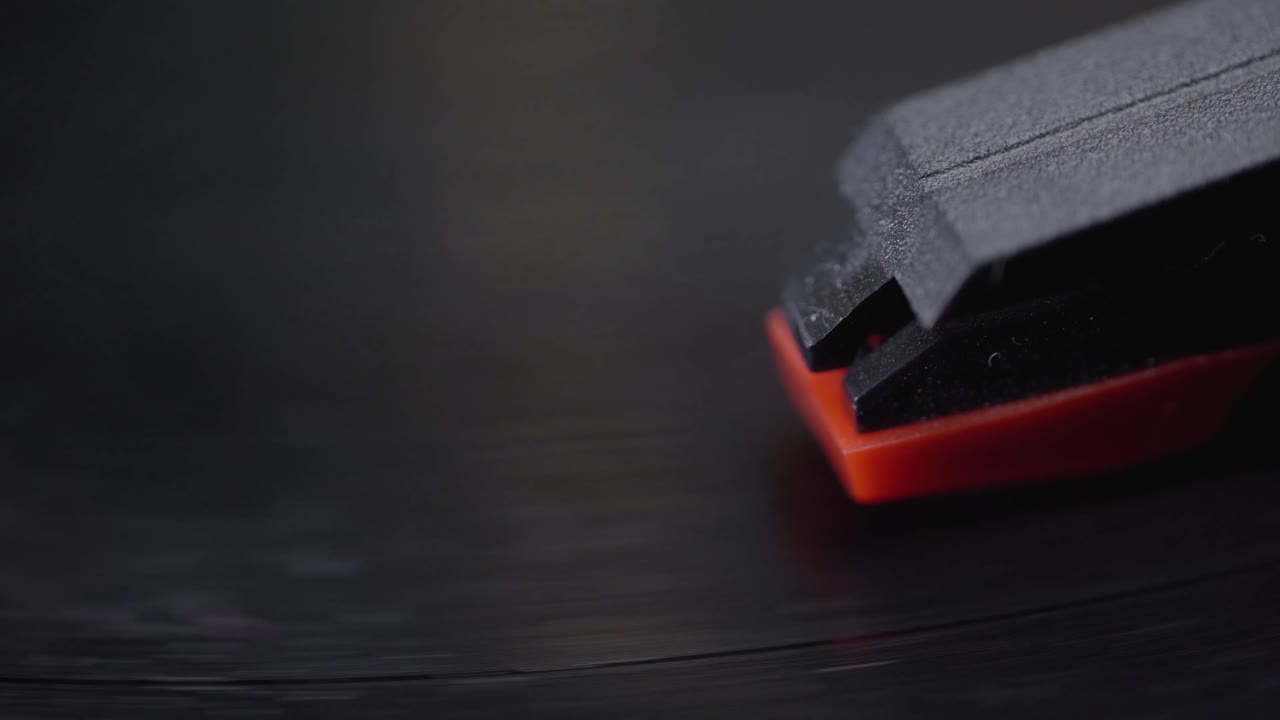 Primo piano della puntina del giradischi su un disco in vinile in riproduzione