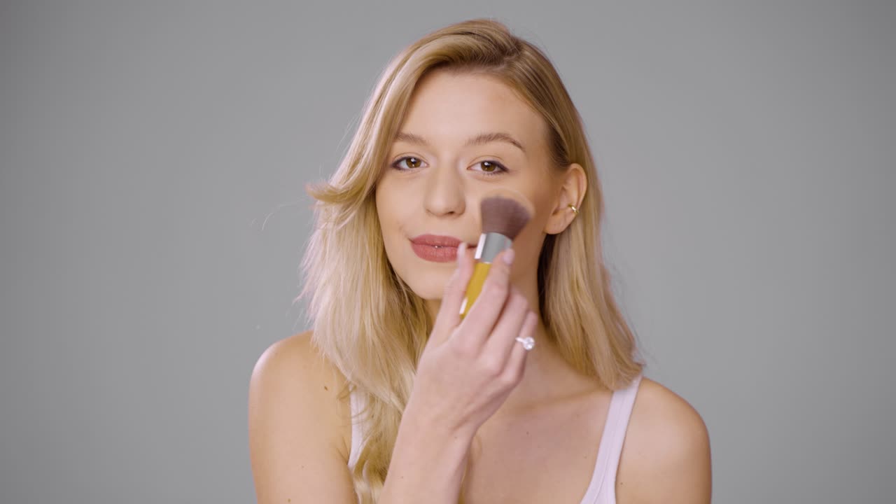 mujer aplicando maquillaje