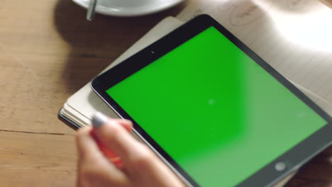 mujer usando una tableta con pantalla verde